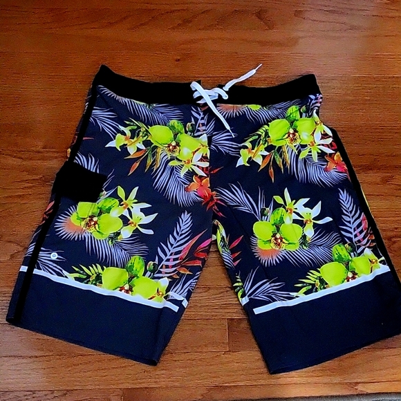 Bathing suit with Hibiscus flowers - Picture 1 of 6